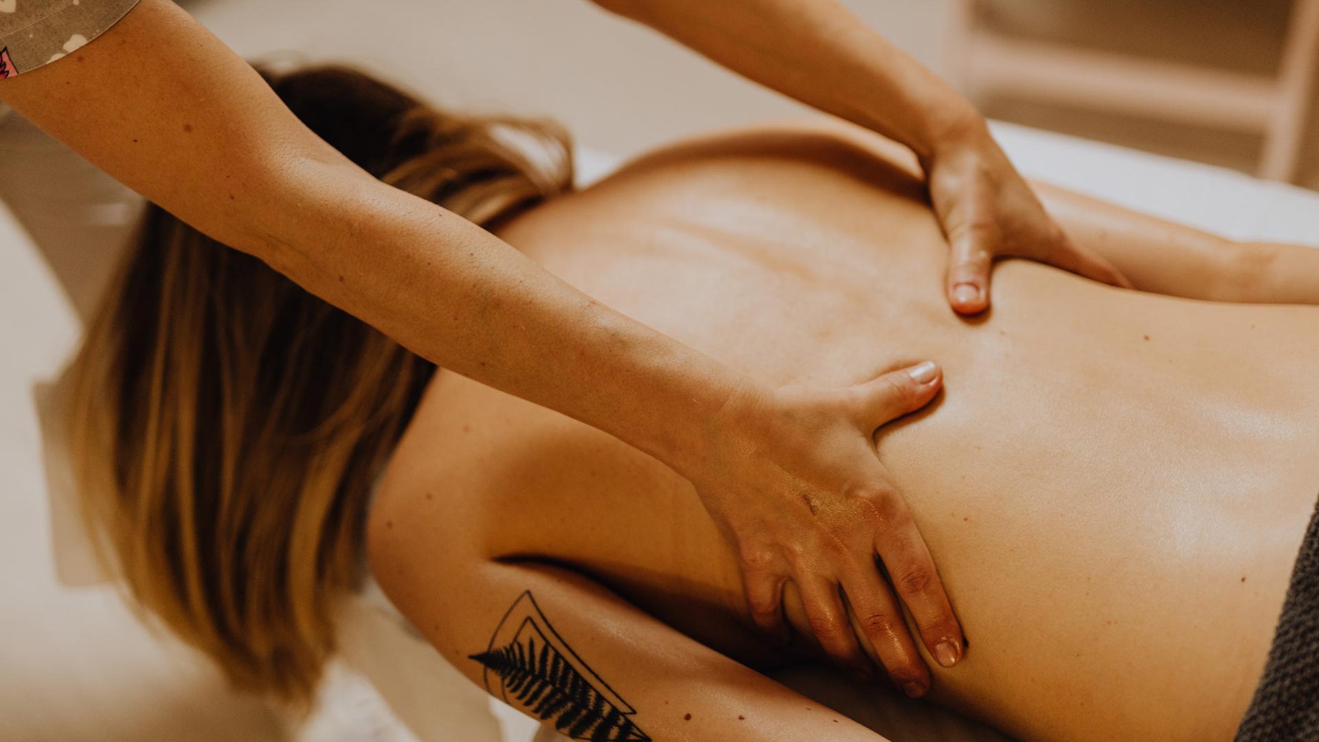 femme révélatrice bien-être massage suédois chaise amma M5C parent-bébé réflexologie plantaire dany pierre peres